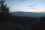 Der Brocken im Morgenrot; Blick am Morgen des 19.04.2012 von der Felskanzel der Achtermannshöhe vor Sonnenaufgang Richtung Norden.