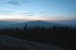 Der Wurmberg im Morgenrot; Blick von der Felskanzel der Achtermannshhe am Morgen des 19.04.2012 vor Sonnenaufgang Richtung Osten.