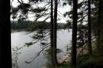 Der Oderteich im Nationalpark Harz; dunkle Wolken haben sich vor die Sonne geschoben; Aufnahme am spten Nachmittag des 30.06.2012 vom Rundwanderweg am steilen Ostufer hinunter auf die Wasserflche des Sees.