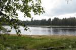 Der Oderteich im Nationalpark Harz; Blick am spten Nachmittag des 30.06.2012 vom Rundwanderweg am Ostufer ber die glitzernde Wasserflche auf die andere Seite.