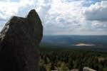 Auf der Wolfswarte am spten Nachmittag des 04.08.2012; Blick ber Altenau im westlichen Oberharz bis zu Weserberglandschaften am Horizont.