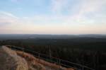 Auf der Achtermannshhe vor Sonnenuntergang; Blick am Abend des 16.08.2012 von der Felskanzel der Achtermannshhe Richtung Sden ber Berge des Sdharzes und die Hainleite in Thringen. In der linken Bildhlfte auf der Harzhochflche ist das Stdtchen Braunlage zu erkennen...