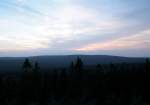 Sonnenuntergang auf der Achtermannshöhe; Blick am Abend des 16.08.2012 beim Abstieg von der Felspyramide der Achtermannshöhe Richtung Nordwesten zum dreigipfeligen Bruchberg und zur hinter Wolken