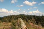 Auf der Wolfswarte im Oberharz; Blick am spten Nachmittag des 04.08.2012 von der Felskanzel Richtung Osten zum Brockenmassiv.