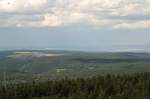 Auf der Wolfswarte; Blick am späten Nachmittag des 04.08.2012 von der Felskanzel Richtung Norden über den Diabassteinbruch auf der Hochfläche des Oberharzes bis ins nördliche Harzvorland hinein...