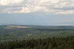 Auf der Wolfswarte; Blick am spten Nachmittag des 04.08.2012 von der Felskanzel Richtung Norden ber den Diabassteinbruch auf der Hochflche des Oberharzes bis ins nrdliche Harzvorland hinein...