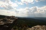 Auf der Wolfswarte; Blick am spten Nachmittag des 04.08.2012 von der Felskanzel Richtung Sdwesten ber den Nordwesthang des Bruchberges, Bergreihen des westlichen Oberharzes bis zu den