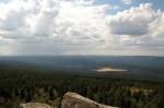 Auf der Wolfswarte; Blick am spten Nachmittag des 04.08.2012 von der Felskanzel in Richtung Westen ber Altenau auf der Hochflche des westlichen Oberharzes bis zu den Weserberglandschaften jenseits des Harzes, wo gerade Regenschauer niedergehen...