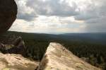 Auf der Wolfswarte (Felsturm auf dem Bruchberg); Blick am spten Nachmittag des 04.08.2012 von der Felskanzel in Richtung Sdwesten ber den Nordwesthang des Bruchbergs, Bergreihen des westlichen