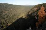 Das tief eingeschnittene Odertal mit dem Rehberg (links) und dem Bruchberg (in der Bildmitte im Hintergrund) im Nationalpark Harz; Blick am Morgen des 22.10.2012 von den Hahnenkleeklippen Richtung