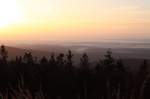 Der Sdostharz nach Sonnenaufgang: In den Tlern wie dem Braunlager Bodetal liegt dichter Nebel und ber dem Ostharz und sdlich des Harzes ein Nebelmeer; Blick am frhen Morgen des 22.10.2012 von der