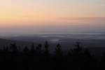 Das Braunlager Bodetal und der Ostharz unter einem Nebelmeer; Blick am frühen Morgen des 22.10.2012 bei Sonnenaufgang von der Felskanzel der Achtermannshöhe Richtung Südosten...