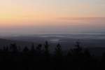 Das Braunlager Bodetal und der Ostharz unter einem Nebelmeer; Blick am frhen Morgen des 22.10.2012 bei Sonnenaufgang von der Felskanzel der Achtermannshhe Richtung Sdosten...