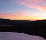 Der Hochharz mit Heinrichshhe, Renneckenberg, Hohneklippen und Groem Winterberg im Morgenrot vor Sonnenaufgang; Blick am 06.03.2013 von der Felskanzel der Achtermannshhe Richtung Nordost.