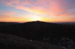 Der Wurmberg im Morgenrot vor Sonnenaufgang; Blick am 06.03.2013 von der Felskanzel der Achtermannshhe Richtung Osten.