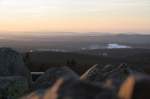 Braunlage im Tal und der Südharz; Blick am frühen Morgen des 06.03.2013 nach Sonnenaufgang von der Felskanzel der Achtermannshöhe.,