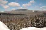 Der Wurmberg am Ostermontag 2013; Blick am Nachmittag des 01.04. von einem Felsturm auf dem Jermerstein bei Braunlage Richtung Norden...