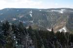 Blick von der Ksteklippe hinunter ins ca. 300 m tiefer gelegene Okertal und auf die Flanken der gegenber liegenden Berge; Aufnahme vom Nachmittag des 07.04.2013...