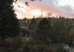 Glühender Abendhimmel über dem Kurpark und Braunlage; Aufnahme vom 30.10.2013...