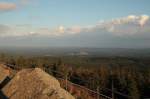 Die Harzhochfläche mit Braunlage im Tal; Blick am Abend des 12.07.2014 von der Felskanzel der Achtermannshöhe Richtung Südosten...