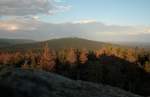 Rötliches Licht der Abendsonne auf den Hohneklippen (von links), dem Wurmberg und dem Ostharz; Aufnahme vom 12.07.2014 auf der Felskanzel der Achtermannshöhe...