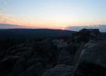 Sonnenuntergang auf der Felskanzel der Achtermannshöhe: Die Sonne wird bald hinter dem langgestreckten Buckel des Bruchbergs versinken; Aufnahme vom Abend des 12.07.2014