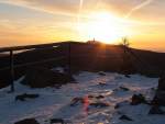 Sonnenaufgang auf der Felskanzel der Achtermannshöhe am 06.03.02013; Blick hinüber zum Wurmberg, über dessen Gipfel wie üblich zur Zeit der Tag-und-Nacht-Gleichen die Sonne aufgeht...