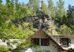 Die Fontäne des Romkerhaller Wasserfalls über dem Dach des Hotelrestaurants  Königreich Romkerhall  im Okertal; Aufnahme vom Nachmittag des 06.05.15...