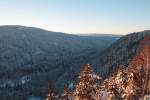 Das Harzer Odertal vor Sonnenuntergang; Blick am 21.01.2016 von den Hahnenkleeklippen Richtung Norden. Im Hintergrund am Horizont der Bruchberg...