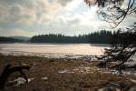 Sonnenschein am Ufer des Oderteichs; der Waldsee ist zugefroren und es liegt noch jede Menge Schnee in der Landschaft des Nationalparks.