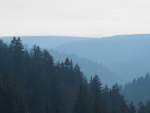 Vor dem Abstieg ins Odertal schweift der Blick über die Bergreihen Richtung Süden; es ist diesig geworden - Schnee ist für den Abend angekündigt.