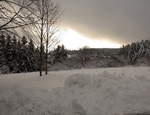 Ein Streifen Licht zwischen durchziehenden dunklen Wolken... Winterlandschaft am späten Nachmittag des 15.12.2017 bei Braunlage...