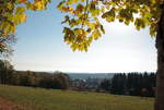 Schöner Oktobertag bei Braunlage; Blick um die Mittagszeit des 17.10.2018 von der Alten Harzburger Straße über Teile der Stadt bis zu Bergreihen des Ostharzes am Horizont...