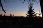 Das letzte Abendrot verglüht über Bergreihen des Südharzes.