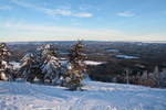 Panoramafernblick vom Wurmberg nach Südosten; in der Bildmitte am Horizont jenseits des Harzes das Kyffhäusergebirge, rechts daneben verläuft die zarte Linie des Thüringer Waldes