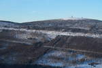 Blick vom Wurmberg auf den Brocken am frühen Abend des 14.02.2021; man erkennt links den riesigen Antennenturm der Telekom, rechts daneben den Turm des Hotels  Brockenherberge , daneben die