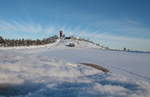 Der eigentliche Gipfel des Wurmbergs mit dem neuen roten Aussichtsturm und der Endstation der Wurmbergseilbahn. Später Nachmittag des 14.02.2021...