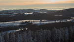 Blick vom Wurmberg am Abend des 14.02.2021 bis zu den Kasseler Bergen: Im rechten Bilddrittel am Horizont unter der dunklen Wolke nebeneinander: links der langgestreckte  Rücken des Hohen
