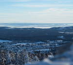 Blick vom Wurmberg am frühen Abend des 14.02.2021 zum Großen Inselsberg, dem bekanntesten Gipfel des Thüringer Waldes, links am Horizont; rechts neben den letzten Bergen des