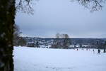 Blick von der Herzog-Johann-Albrecht-Straße die Rathausskiwiese hinunter auf das winterliche Braunlage im Tal; Nachmittag des 08.01.2022...