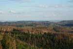 Abendlicher Blick von den Hahnenkleeklippen über die Berglandschaft rund ums Odertal bis zur Hainleite in Thüringen am Horizont; ganz zart gerade noch zu erkennen in der rechten Bildhälfte über der Hainleite die Silhouette des Thüringer Waldes, über 100 km entfernt. 11.06.2022...