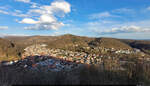 Aussicht auf den Harz vom Hausberg in Bad Lauterberg an einem heiteren späten Frühlingsnachmittag.