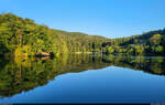 Ruhig liegt das Wasser des Wiesenbeker Teichs in Bad Lauterberg im Harz zu abendlicher Stunde.