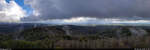 Panorama vom Aussichtsturm des Großen Knollen in den Harz und ins Eichsfeld. Dicke, dunkle Wolken hängen darüber, der Wind pfeift kräftig. Die Besucher befinden sich hier – mit dem Turm dazugerechnet – auf 707 Metern Höhe. Damit sich der Besuch noch mehr lohnt, gibt es hier eine Stempelstelle der Harzer Wandernadel (Nr. 150) sowie eine Gastwirtschaft.

🕓 15.10.2023 | 14:20 Uhr