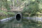 Oberharzer Wasserregal - Anfnglich wurden die Grben in einem schwachen Geflle der Topogaphie angepasst und fhrten auf langen Wegen um die Berge herum. Spter durchschlug man die Berge und leitete das Wasser durch unterirdische Wasserlufe. Hier gab es den Vorteil, dass das Wasser im Winter etwas erwrmt wurde und nicht einfrohr. Im Bild: die Huttaler Wiederwaage.