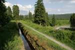 Oberharzer Wasserregal - Der Sperberhaier Dammaqudukt wurde 1732-1734 errichtet. ber denn 16m hohen und 940m langen Damm wurde der Dammgraben auf seinen Lauf vom Torfhaus zum Burgstdter Revier ber den Talschlu der Sse geleitet.