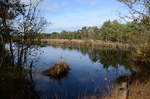 14. Oktober 2019:
Am Südrand der Lüneburger Heide liegt beim Städtchen Schneverdingen das Pietzmoor. Bis etwa Mitte des 20. Jahrhunderts wurde hier Torf abgebaut und das Moor deswegen entwässert. Seit Mitte der 1980er Jahre erfolgen erfolgreich Wiedervernässungsmaßnahmmen und die Torfstiche füllen sich wieder mit Wasser.