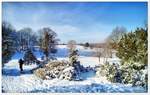 Ein Fotograf kommt selten allein. Wanderweg vom Turmberg ins wenige Hundert Meter entfernte Oberhaverbeck. Schnee ist selten in dieser Region, da möchte jeder noch schnell eine Aufnahme machen. Naturschutzgebiet Lüneburger Heide Ende Januar 2021.