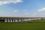 Weite des Nordens: Deichvorland und Fahrrinne vor dem Vareler Hafen (12.06.2011)