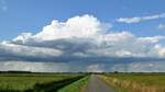 Von West nach Ost vorbeiziehender Regenschauer (H�de-Ochsenmoor, 05.09.2025)